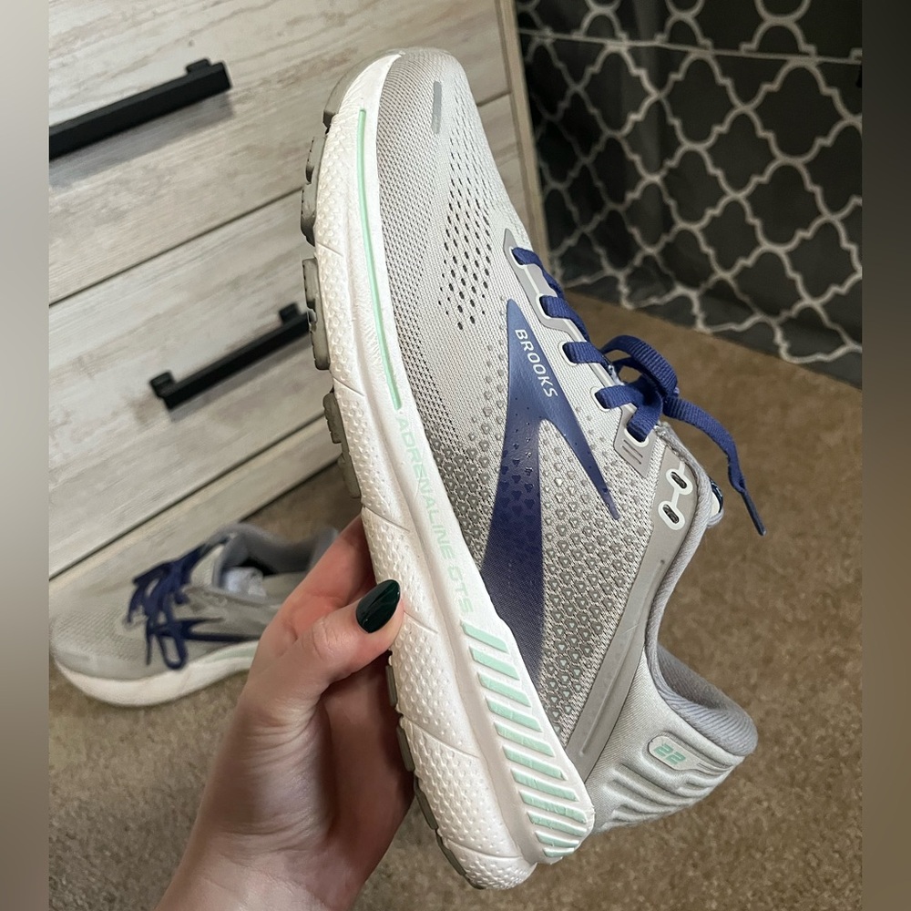 SOLD! Brooks Adrenaline GTS 22 Running Athletic Shoes Womens 9 - Picture 5 of 9
